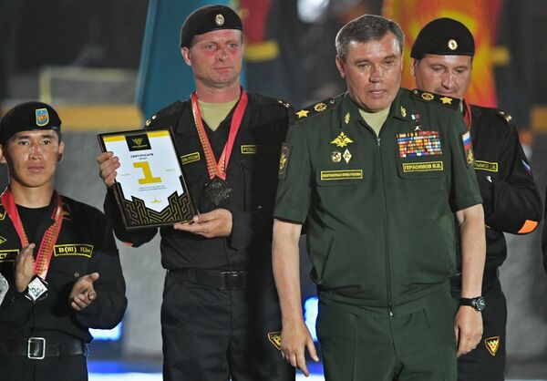 Le chef de l'État-major des Forces armées de Russie, Valeri Guerassimov, lors de la remise des récompenses Le chef de l'État-major des Forces armées de Russie, Valeri Guerassimov, lors de la remise des récompenses - Sputnik Afrique