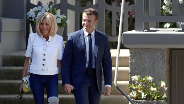 French President Emmanuel Macron and wife Brigitte leave home before voting in the first of two rounds of parliamentary elections in Le Touquet, France, June 11, 2017. - Sputnik Afrique