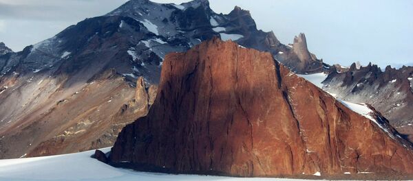 Une chaîne de montagnes près de la station russe Novolazarevskaya en Antarctique - Sputnik Afrique