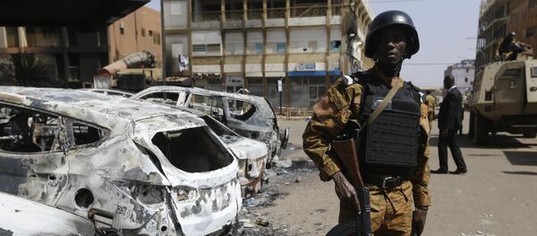 In this Monday Jan. 18, 2016 file photo, a soldier stands guard outside the Splendid Hotel in Ouagadougou, Burkina Faso. - Sputnik Afrique