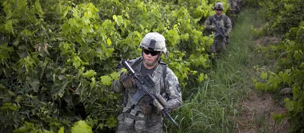 U.S. Army soldiers from the 1-320th Alpha Battery, 2nd Brigade of the 101st Airborne Division, walk among grape orchards during a patrol towards COP Nolen, in the volatile Arghandab Valley, Kandahar, Afghanistan, Tuesday, July 20, 2010 - Sputnik Afrique