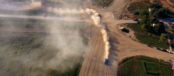 Un participant au relais final aux compétitions de biathlon en char d’assaut - Sputnik Afrique