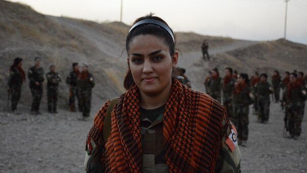 Une soldate kurde - Sputnik Afrique
