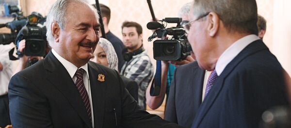 Le ministre des Affaires étrangères Sergueï Lavrov et Khalifa Haftar - Sputnik Afrique