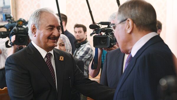 Le ministre des Affaires étrangères Sergueï Lavrov et Khalifa Haftar - Sputnik Afrique