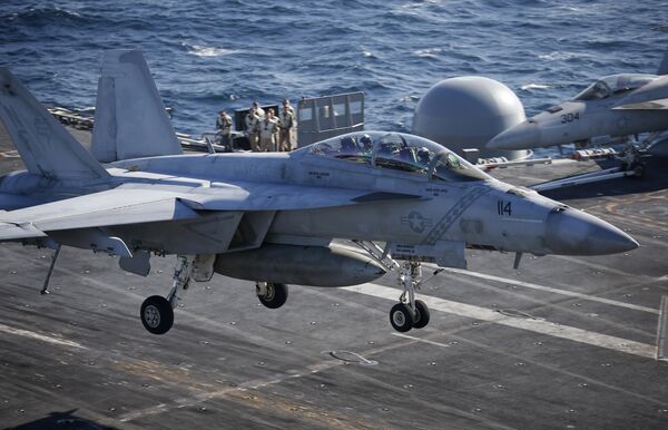 Un F/A-18 lors de son atterrissage Un F/A-18 lors de son atterrissage - Sputnik Afrique