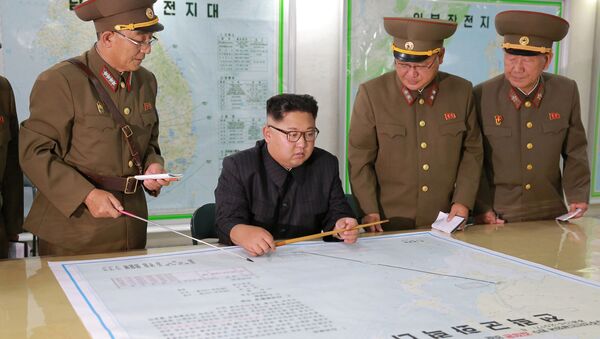 Le dirigeant nord-coréen Kim Jong-un examine une carte - Sputnik Afrique