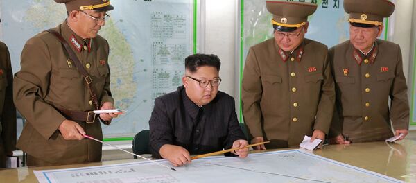 Le dirigeant nord-coréen Kim Jong-un examine une carte - Sputnik Afrique
