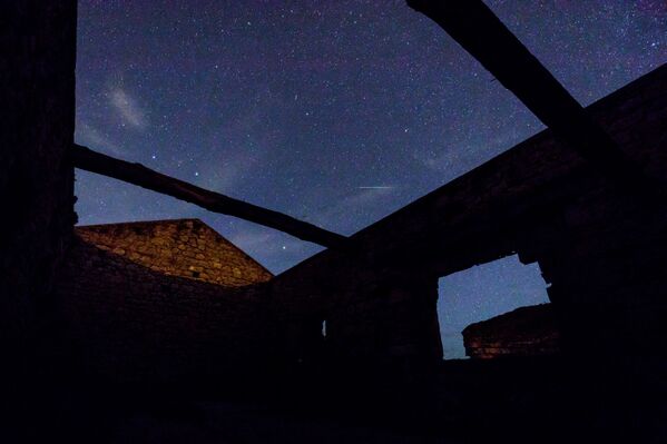 Pluie d’étoiles filantes des Perséides observée d’Espagne du Nord, près de Comillas. - Sputnik Afrique