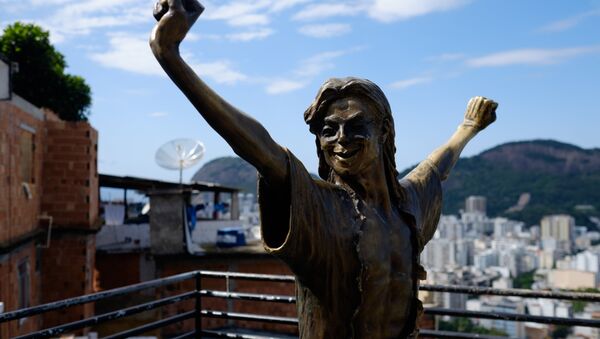 la statue de Michael Jackson, érigée dans une favela de Rio de Janeiro - Sputnik Afrique