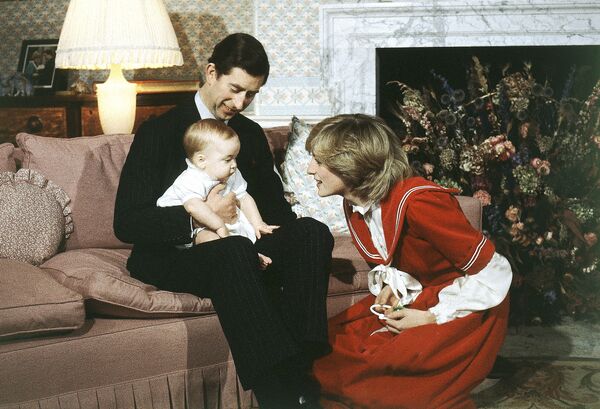 Le prince Charles et la princesse Diana avec leur fils William, 1982 - Sputnik Afrique