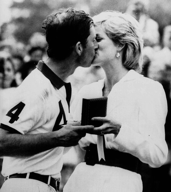 La princesse Diana félicite le prince Charles de sa victoire dans un match de polo, 1988 - Sputnik Afrique