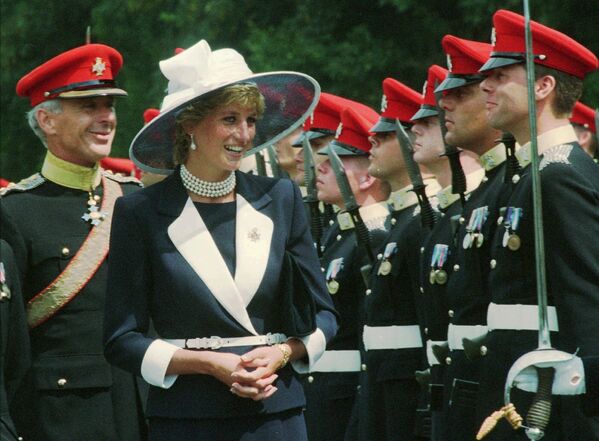 La princesse Diana devant la garde d’honneur, Allemagne, 1995 - Sputnik Afrique
