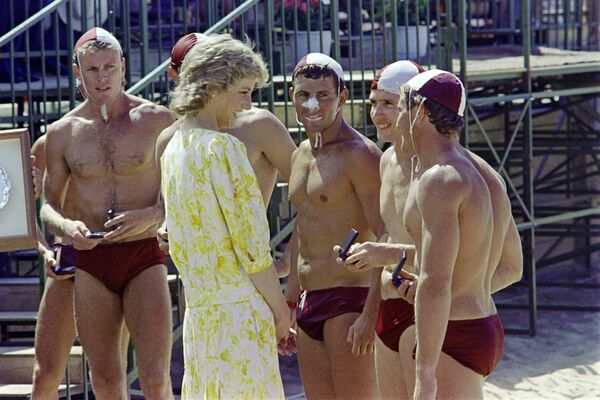 La princesse Diana parle aux membres de l’équipe qui a remporté la victoire lors des compétitions Princess of Wales Plate sur la plage de Terrigal, au nord de Sydney, 1988 - Sputnik Afrique