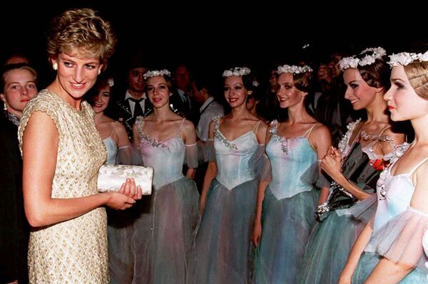 La princesse Diana parle aux ballerines dans les coulisses du Théâtre Bolchoï à Moscou, 1995 - Sputnik Afrique