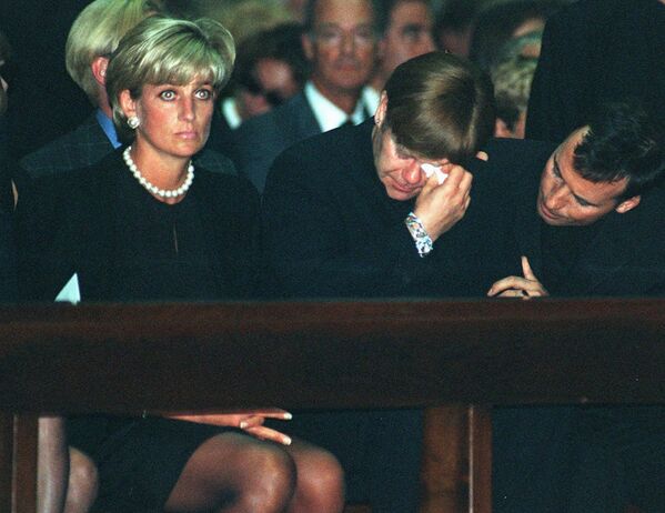 La princesse Diana et Elton John lors de la messe commémorative du styliste italien Gianni Versace à Milan, 1997 - Sputnik Afrique