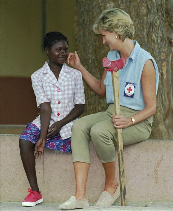 La princesse Diana parle à une petite fille lors de sa visite à Saurimo, en Angola, 1994 - Sputnik Afrique