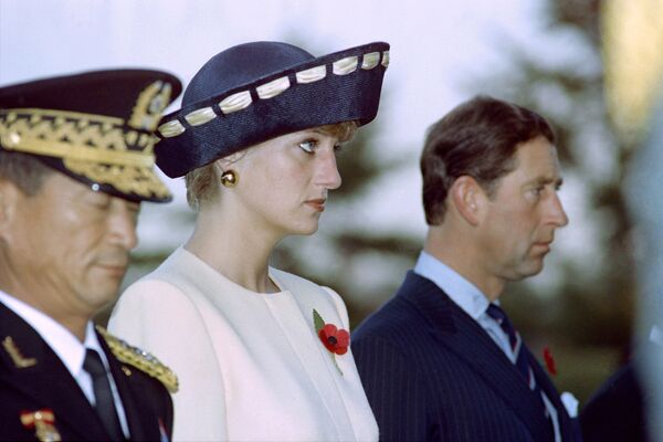 La princesse Diana aux côtés du prince Charles devant le mémorial des soldats inconnus au cimetière national de Séoul, 1992 - Sputnik Afrique