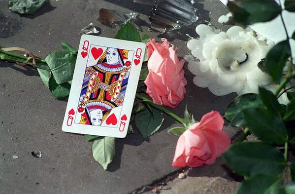 Carte de dame de cœur déposée dans le lieu de dépôt de cadeaux, de fleurs et de statuettes aménagé près du palais de Buckingham à Londres en mémoire de la princesse Diana, 1997 - Sputnik Afrique