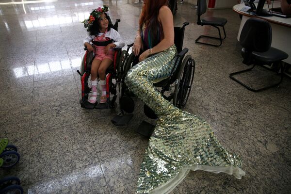 Une «sirène» visite un enfant dans un hôpital de Rio de Janeiro, au Brésil - Sputnik Afrique