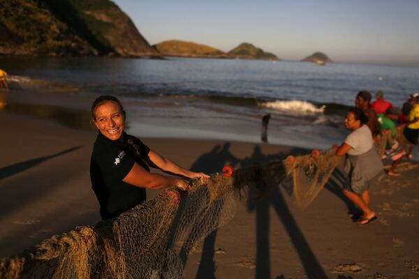 Une monitrice pour sirènes avec des pêcheurs sur une plage de Niterói, au Brésil - Sputnik Afrique