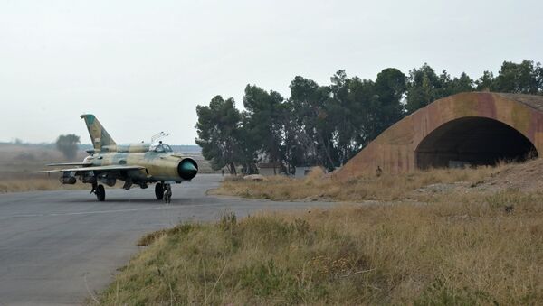 Un MiG-21 de l'armée de l'air syrienne à la base aérienne de Hama - Sputnik Afrique