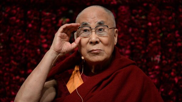 Tibetan spiritual leader, the Dalai Lama, gestures before delivering a public lecture on “Reviving Indian Wisdom in Contemporary India” at a function in New Delhi on February 5, 2017 - Sputnik Afrique