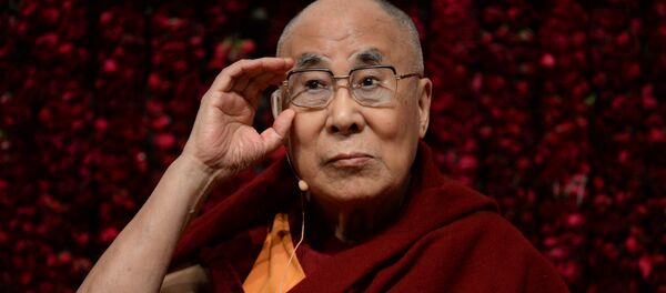 Tibetan spiritual leader, the Dalai Lama, gestures before delivering a public lecture on “Reviving Indian Wisdom in Contemporary India” at a function in New Delhi on February 5, 2017 - Sputnik Afrique