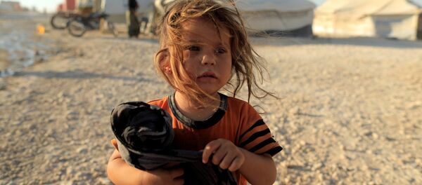 Une fille dans un camp de déplacés au nord de Raqqa, en Syrie - Sputnik Afrique