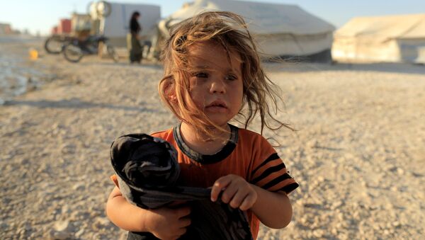 Une fille dans un camp de déplacés au nord de Raqqa, en Syrie - Sputnik Afrique
