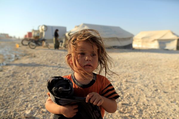 Une fille dans un camp de déplacés au nord de Raqqa, en Syrie - Sputnik Afrique