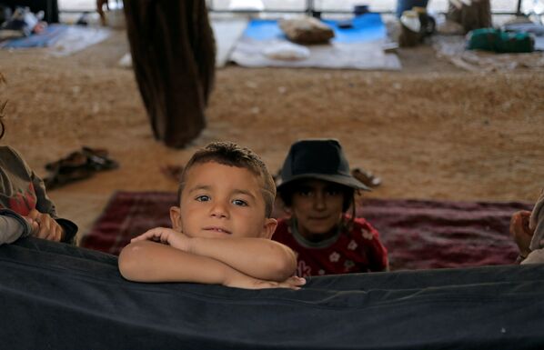Des enfants dans un camp de déplacés situé au nord de Raqqa, en Syrie - Sputnik Afrique