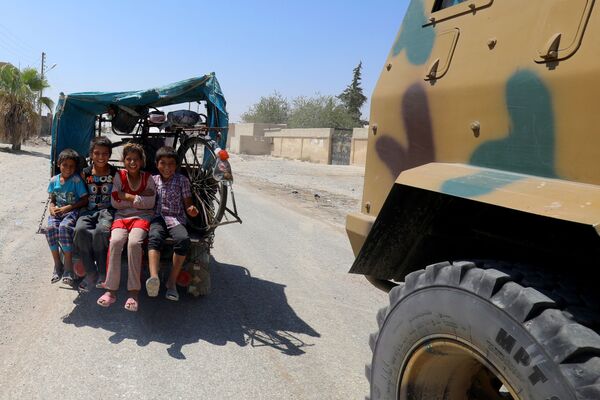 Des enfants assis à l’arrière d’un véhicule à Raqqa, en Syrie - Sputnik Afrique
