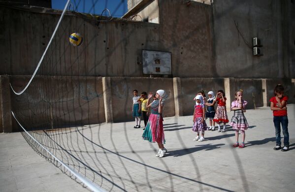 Un terrain de volleyball près d’une école à Douma, en Syrie - Sputnik Afrique