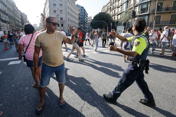 La police sur les lieux de l’attaque de Barcelone, en Espagne, où un véhicule a percuté la foule - Sputnik Afrique
