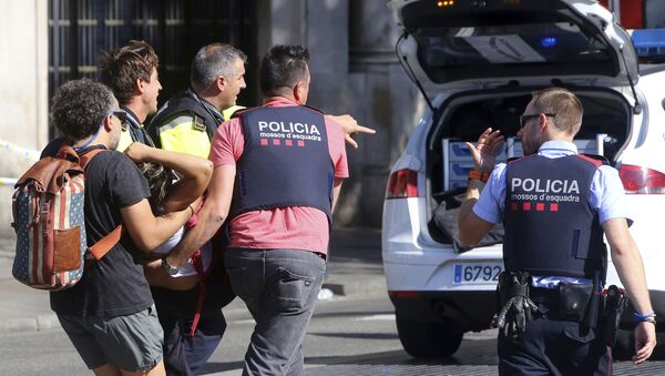 Полиция на месте наезда автомобиля на людей в Барселоне, Испания - Sputnik Afrique