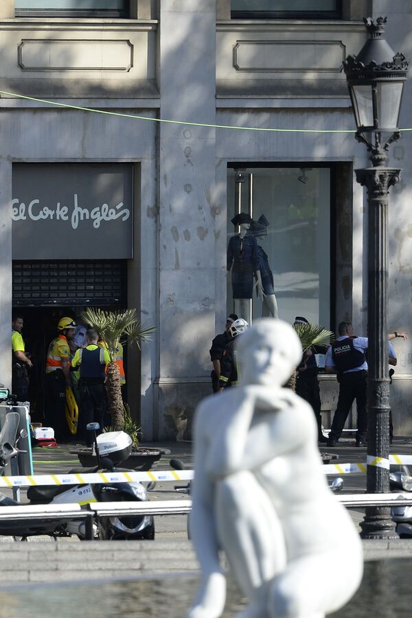 La police sur les lieux de l’attaque de Barcelone, en Espagne, où un véhicule a percuté la foule - Sputnik Afrique