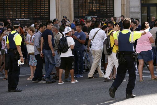 Sur les lieux de l’attaque où un véhicule a percuté la foule à Barcelone, en Espagne - Sputnik Afrique