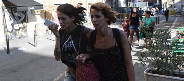 Les gens quittent les lieux de l'attaque à Barcelone - Sputnik Afrique