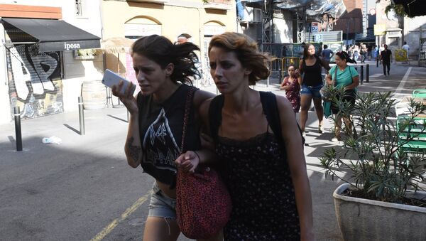 Les gens quittent les lieux de l'attaque à Barcelone - Sputnik Afrique