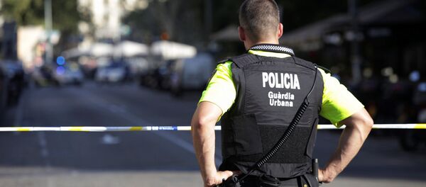 A police officer stands by a cordoned off street after a van crashed into pedestrians near the Las Ramblas avenue in central Barcelona, Spain, August 17, 2017 - Sputnik Afrique