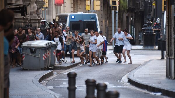 La gente abandona el lugar del atentado en Barcelona - Sputnik Afrique
