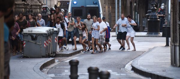La gente abandona el lugar del atentado en Barcelona - Sputnik Afrique