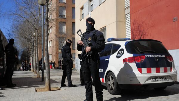 Mossos d'Esquadra regional police officers stand guard during a raid in one of the region's biggest operations against jihad activity in Sabadell, near Barcelona, Spain, Wednesday, April 8, 2015 - Sputnik Afrique