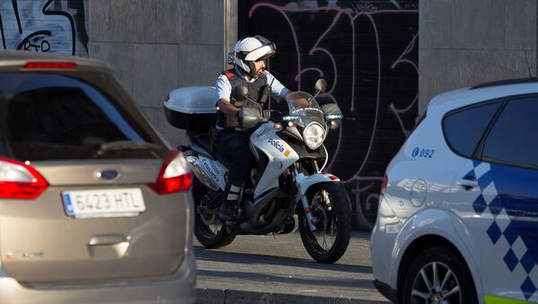 Police patrol the area after a van crashed into pedestrians near the Las Ramblas avenue in central Barcelona, Spain - Sputnik Afrique