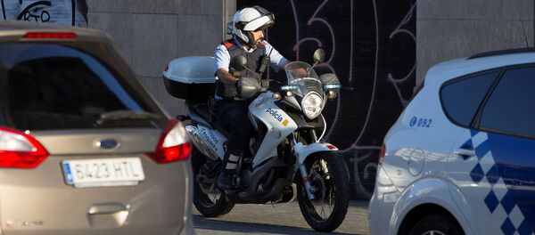 Police patrol the area after a van crashed into pedestrians near the Las Ramblas avenue in central Barcelona, Spain - Sputnik Afrique