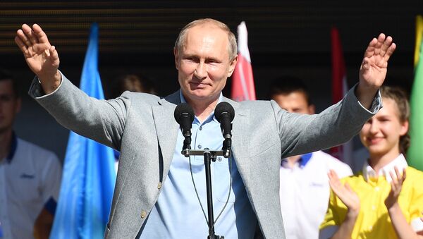 Путин на церемонии открытия 7-й смены Улыбка Саманты во время посещения международного детского центра Артек в Крыму - Sputnik Afrique