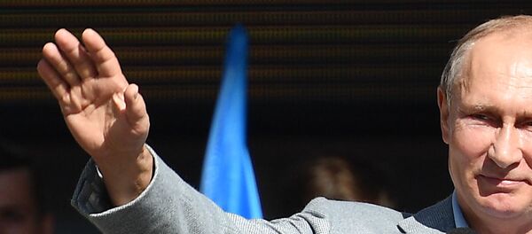 Путин на церемонии открытия 7-й смены Улыбка Саманты во время посещения международного детского центра Артек в Крыму - Sputnik Afrique