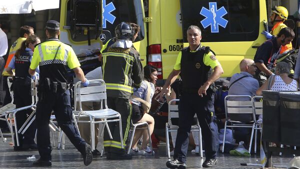 Injured people are treated in Barcelona, Spain, Thursday, Aug. 17, 2017 after a white van jumped the sidewalk in the historic Las Ramblas district, crashing into a summer crowd of residents and tourists and injuring several people, police said. - Sputnik Afrique
