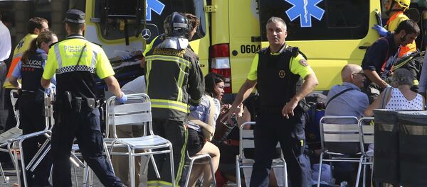 Injured people are treated in Barcelona, Spain, Thursday, Aug. 17, 2017 after a white van jumped the sidewalk in the historic Las Ramblas district, crashing into a summer crowd of residents and tourists and injuring several people, police said. - Sputnik Afrique
